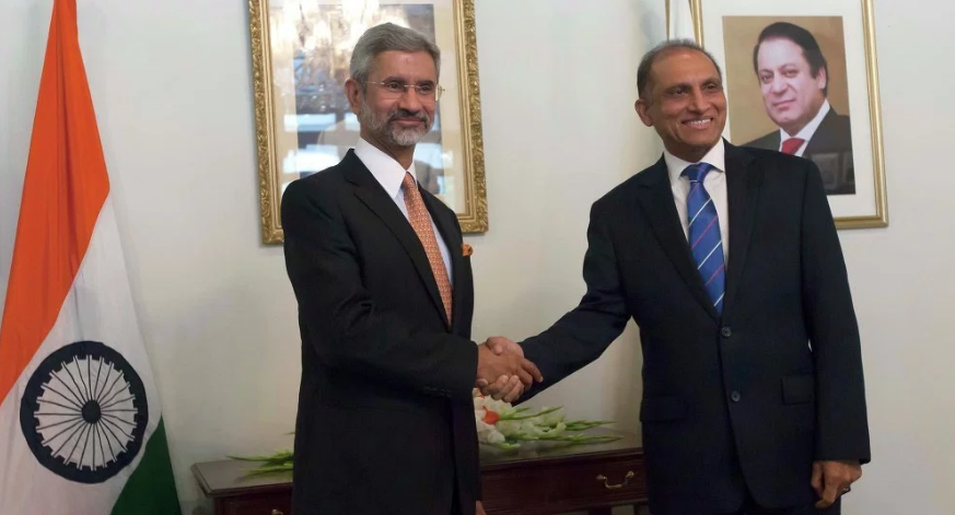 Indian Foreign Secretary S. Jaishankar and his Pakistani counterpart Aizaz Ahmad Chaudhry at a previous meeting. Credit: Reuters