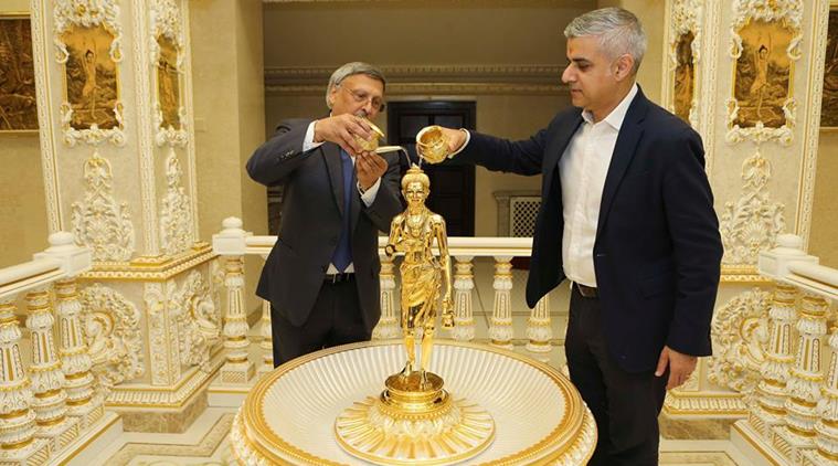 London’s newly appointed Muslim Mayor Sadiq Khan visits Hindu temple in UK and the pictures go viral