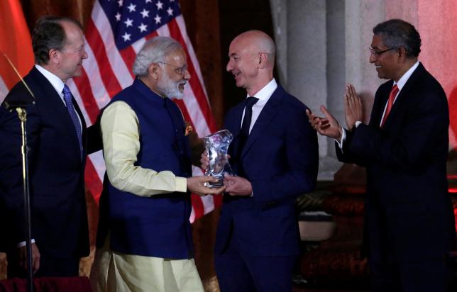 India's Prime Minister Narendra Modi (L) presents the Global Leadership Award to Amazon CEO Jeff Bezos at the U.S.-India Business Council (USIBC) 41st annual Leadership Summit in Washington, U.S., June 7, 2016. REUTERS/Yuri Gripas