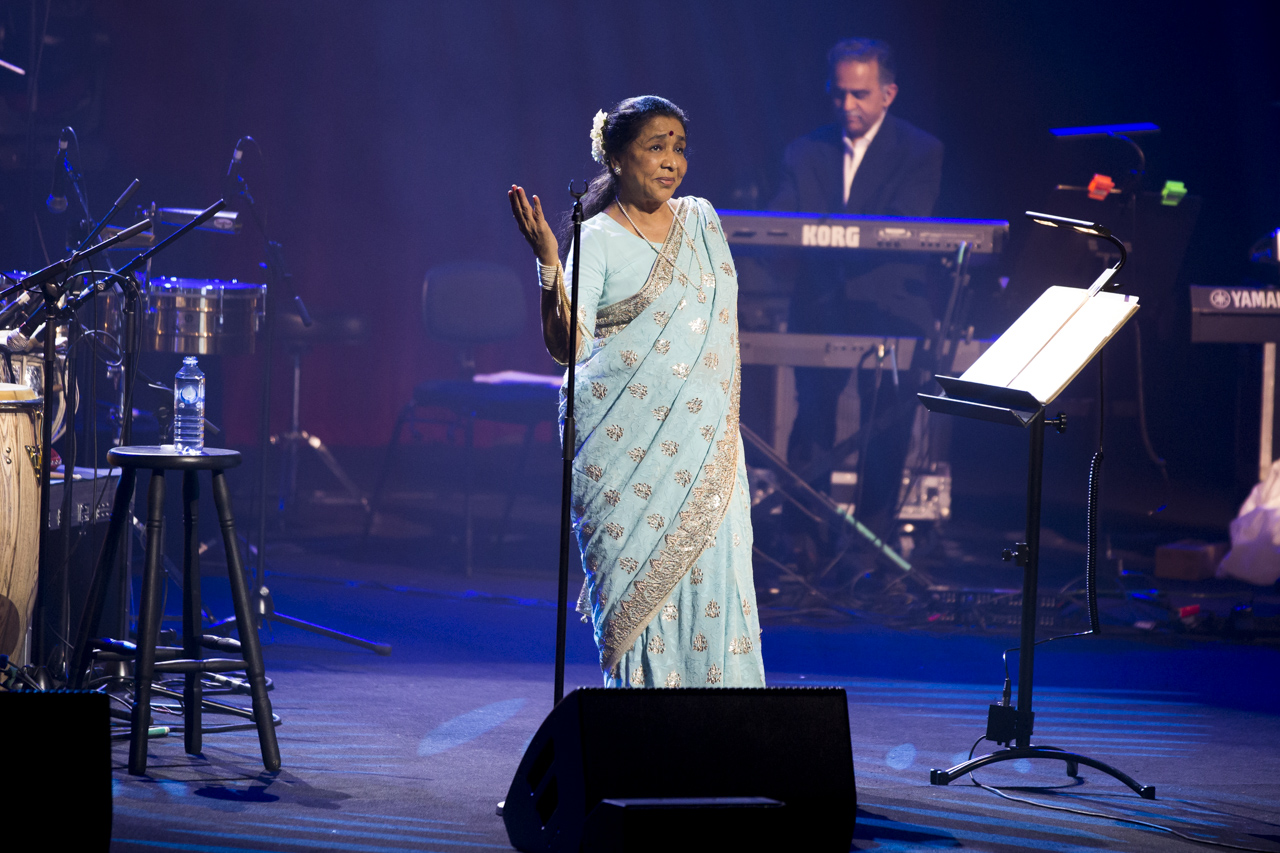 Asha Bhosle singing and dancing in one of her concerts.
