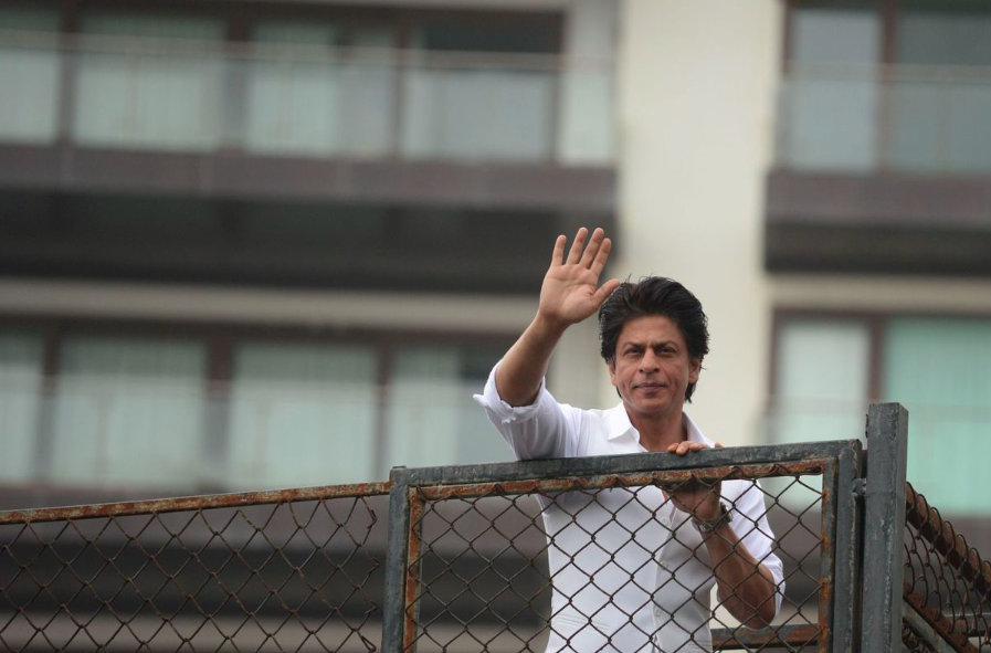 Shah Rukh Khan gets mobbed by fans at USC