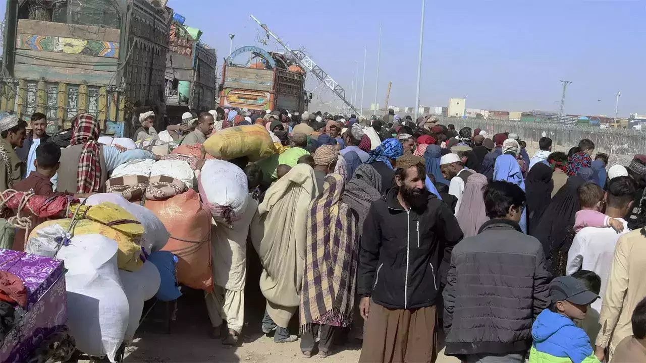 Pakistan expels undocumented foreigners, including Afghan refugees