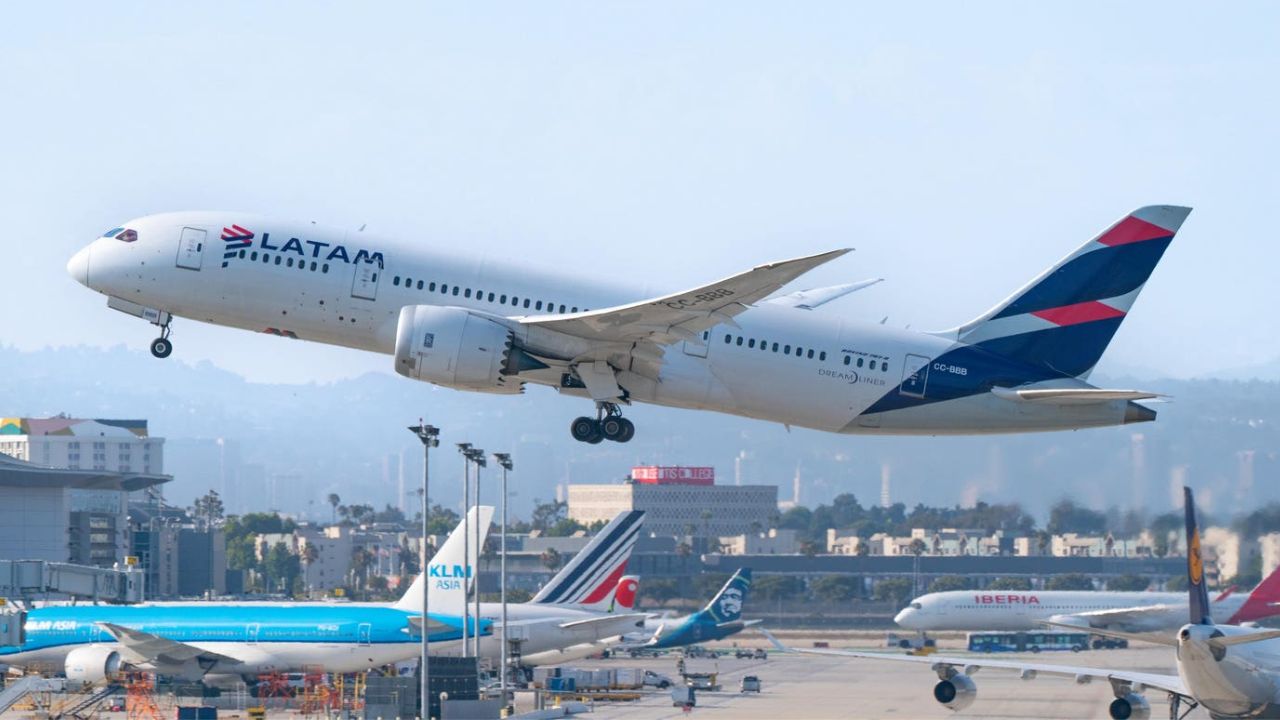Boeing urges inspection of cockpit seats after Latam flight plunge