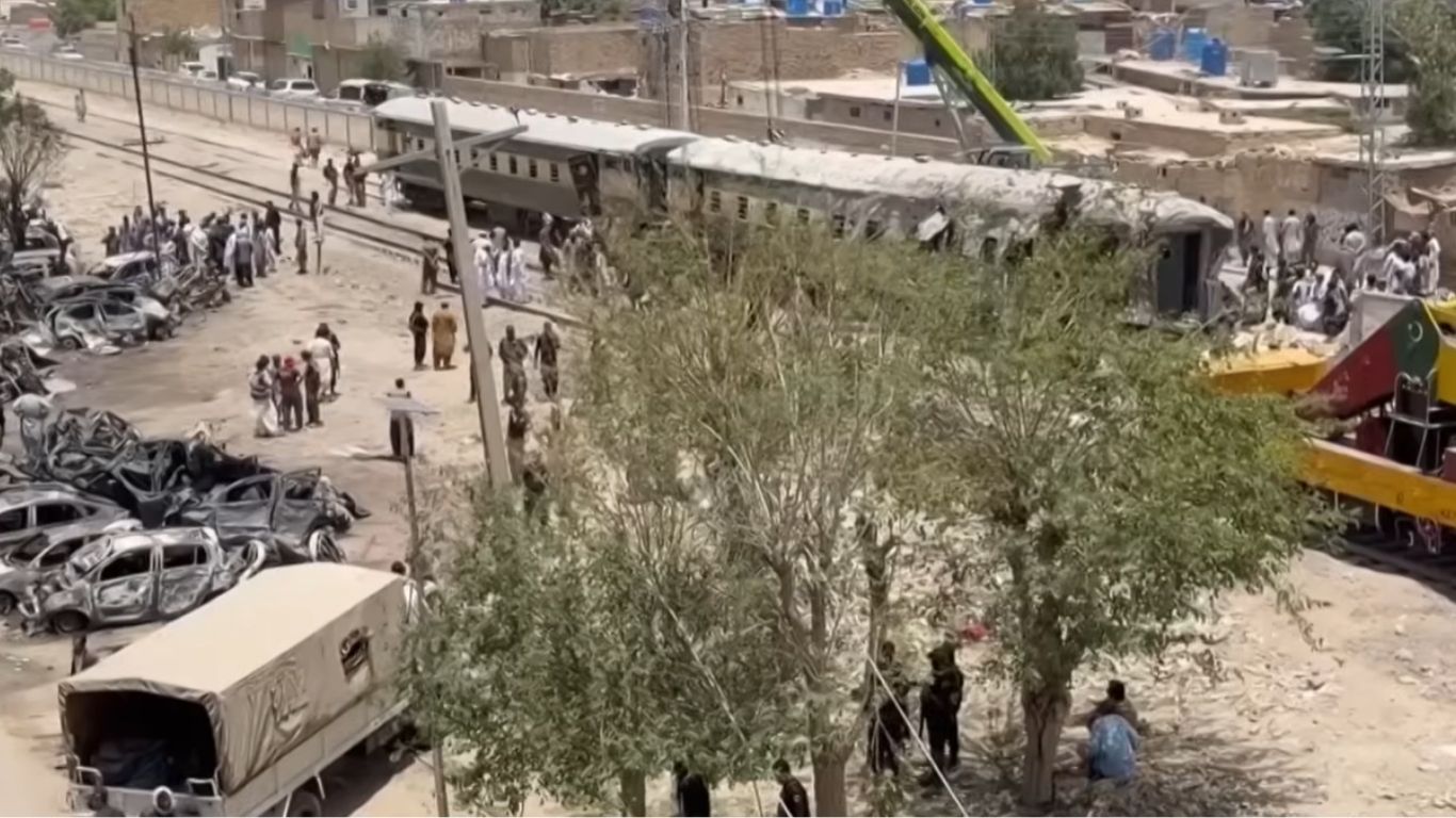 Quetta train bombing in Pakistan kills 23 people