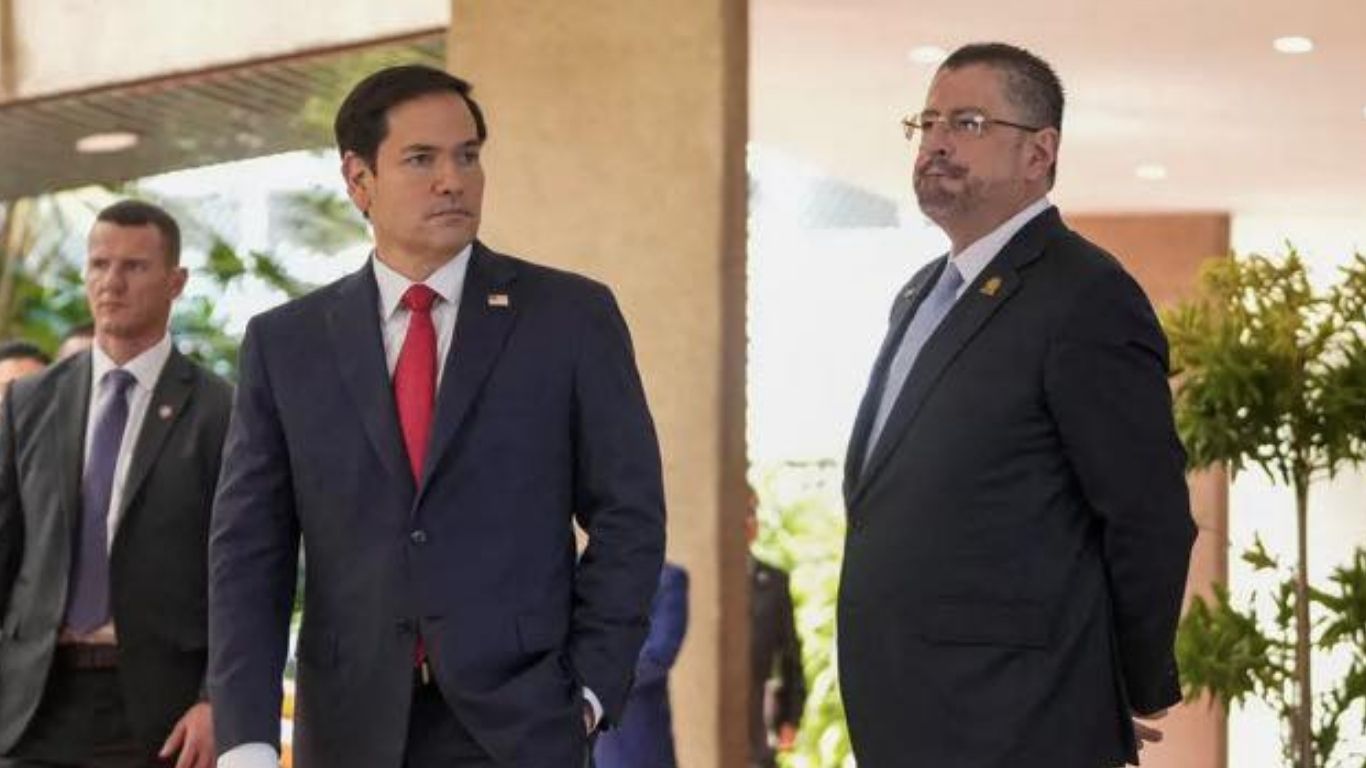US revokes visas for La Nación execs amid Chávez–Trump row