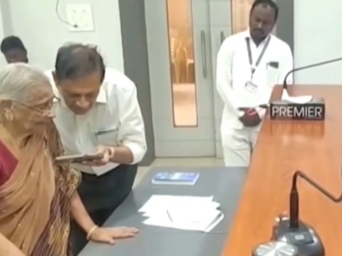 A 95-year-old woman gives up US citizenship to die as an Indian