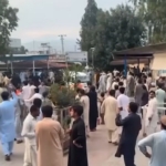 Pakistan suicide bombing kills 17 near police station