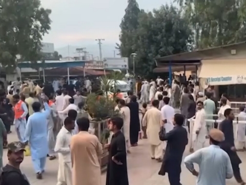 Pakistan suicide bombing kills 17 near police station