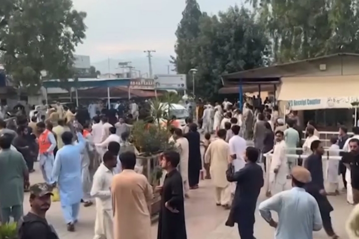 Pakistan suicide bombing kills 17 near police station