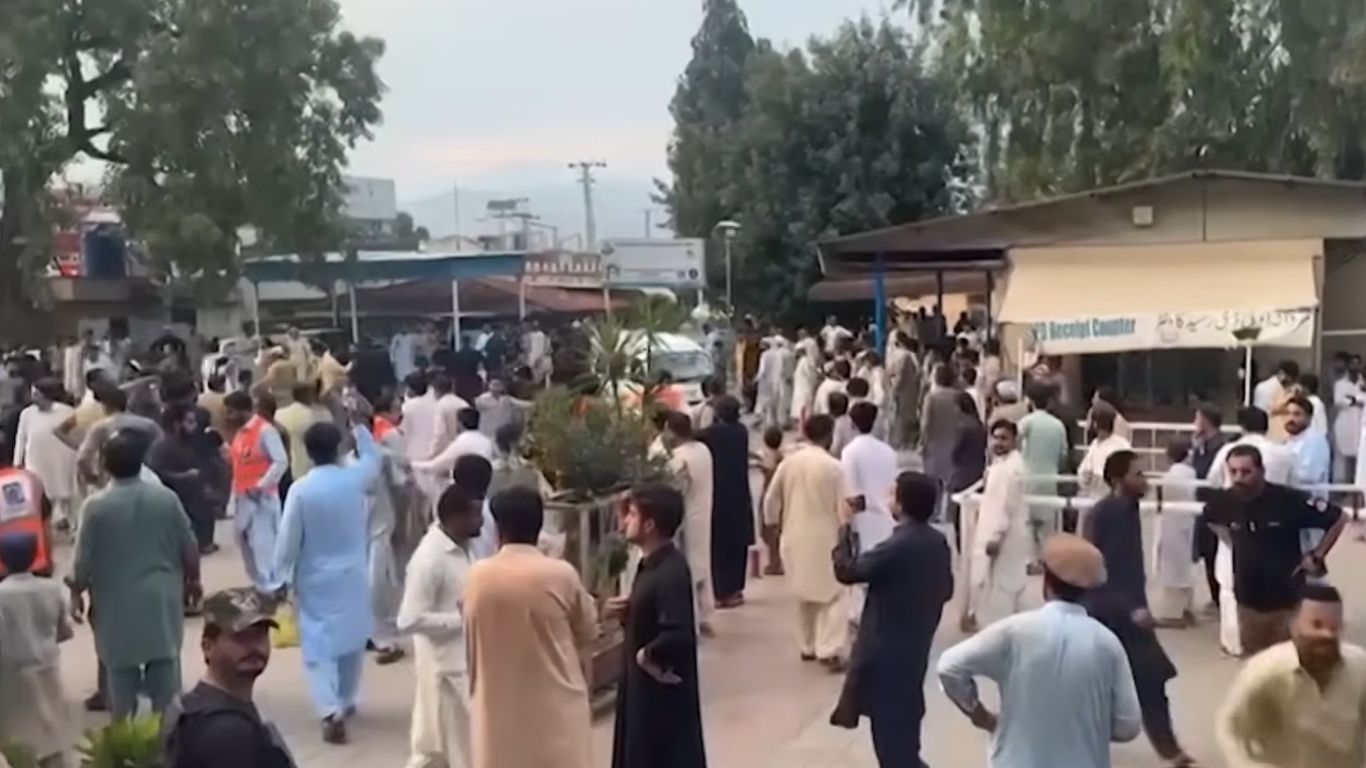 Pakistan suicide bombing kills 17 near police station