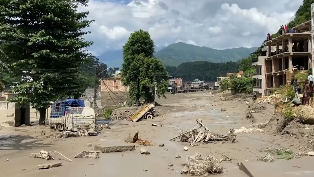 Nepal floods kill nearly 600 as rescue efforts continue