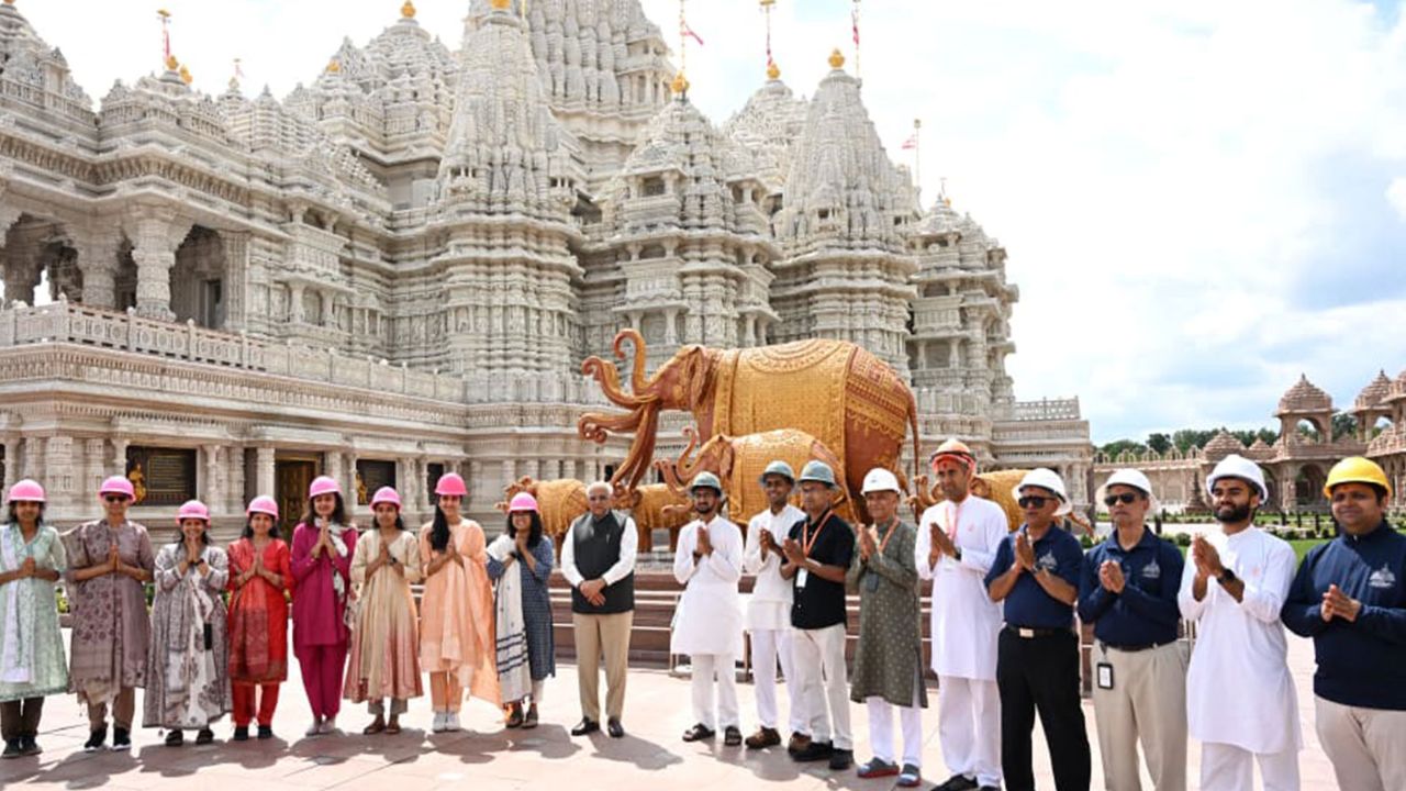 Gujarat CM visits Akshardham in New Jersey