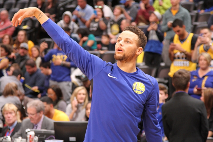 Stephen Curry signs $116 million Warriors extension